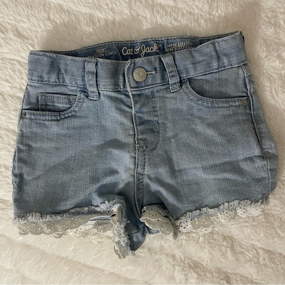 🛍3/$12🛍Cat & Jack Toddler Girls' Lace Hem Jean Shorts -Light Wash in Size 3T - Picture 4 of 9